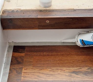 Nye trappetrinn: Legg en akrylfuge langs kantene Nye trappetrinn: Legg en akrylfuge langs kantene